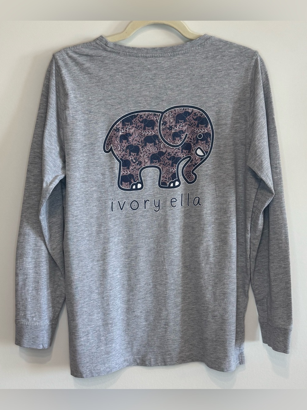 Ivory Ella Women’s Gray Long-Sleeve Elephant Graphic Tee Size M